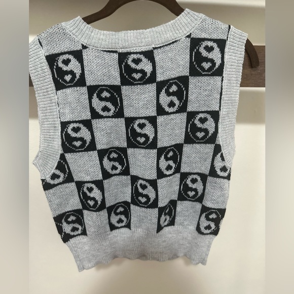 Like new GRAY BLACK YIN YANG LIGHTWEIGHT SWEATER VEST TOP JUNIOR SIZE L - Picture 3 of 3